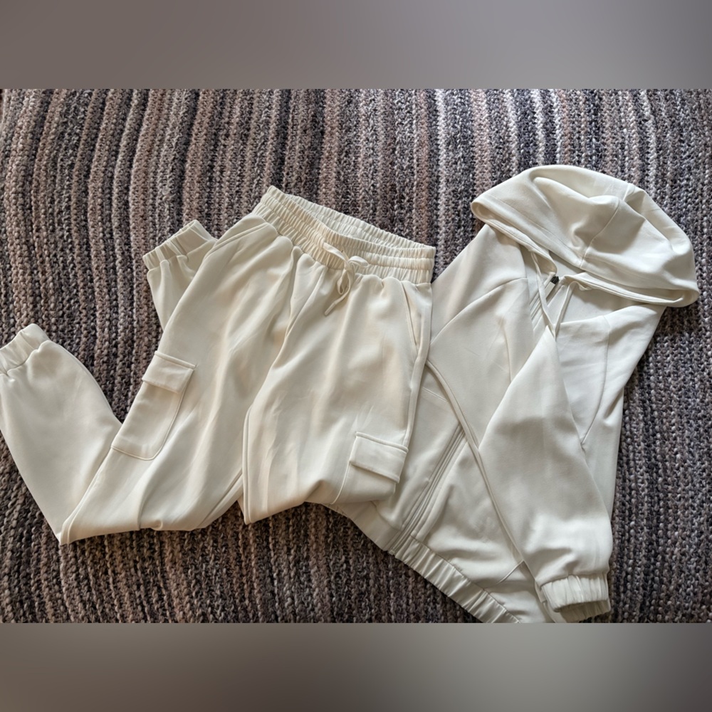 La Vie En Rose White Lounge Set